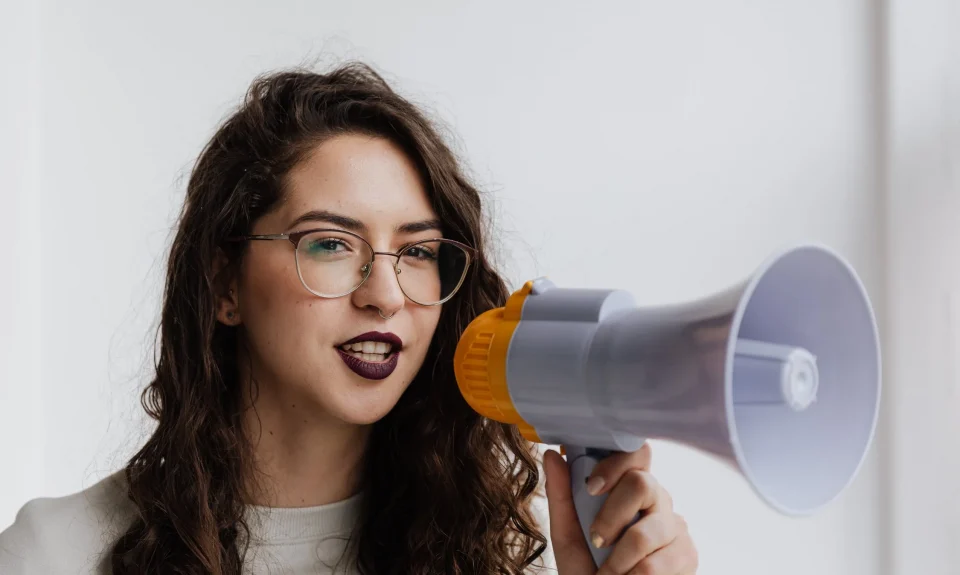 ¿Cuál es el límite de decibelios permitido?